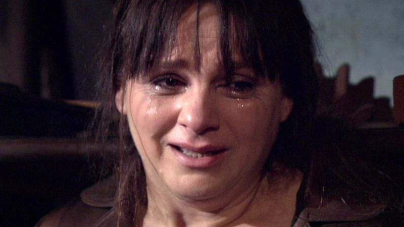 Dos hombres secuestran a Mihriban y amenazan con matarla