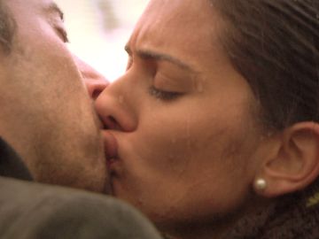 Onur y Sherezade se funden en un apasionado beso