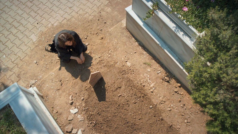 Zeynep llora la muerte de Sinan