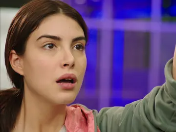 Hazan es sorprendida por Sinan mientras maldice a su jefe Hazan es sorprendida por Sinan mientras maldice a su jefe