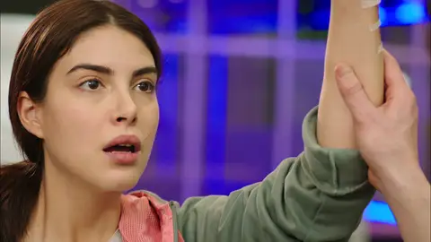 Hazan es sorprendida por Sinan mientras maldice a su jefe momento destacado