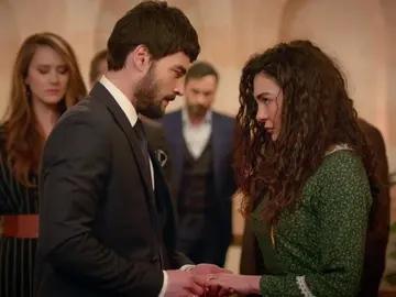 Hazar le da las bendiciones a Miran para casarse con Reyyan Hazar le da las bendiciones a Miran para casarse con Reyyan