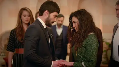 Hazar le da las bendiciones a Miran para casarse con Reyyan Hazar le da las bendiciones a Miran para casarse con Reyyan