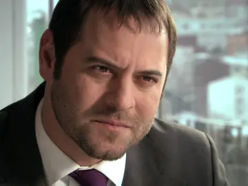 Kerem le confiesa a su hermanastra que son hijos del mismo padre Kerem le confiesa a su hermanastra que son hijos del mismo padre