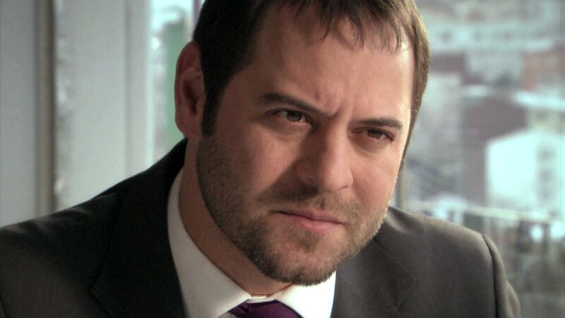 Kerem le confiesa a su hermanastra que son hijos del mismo padre