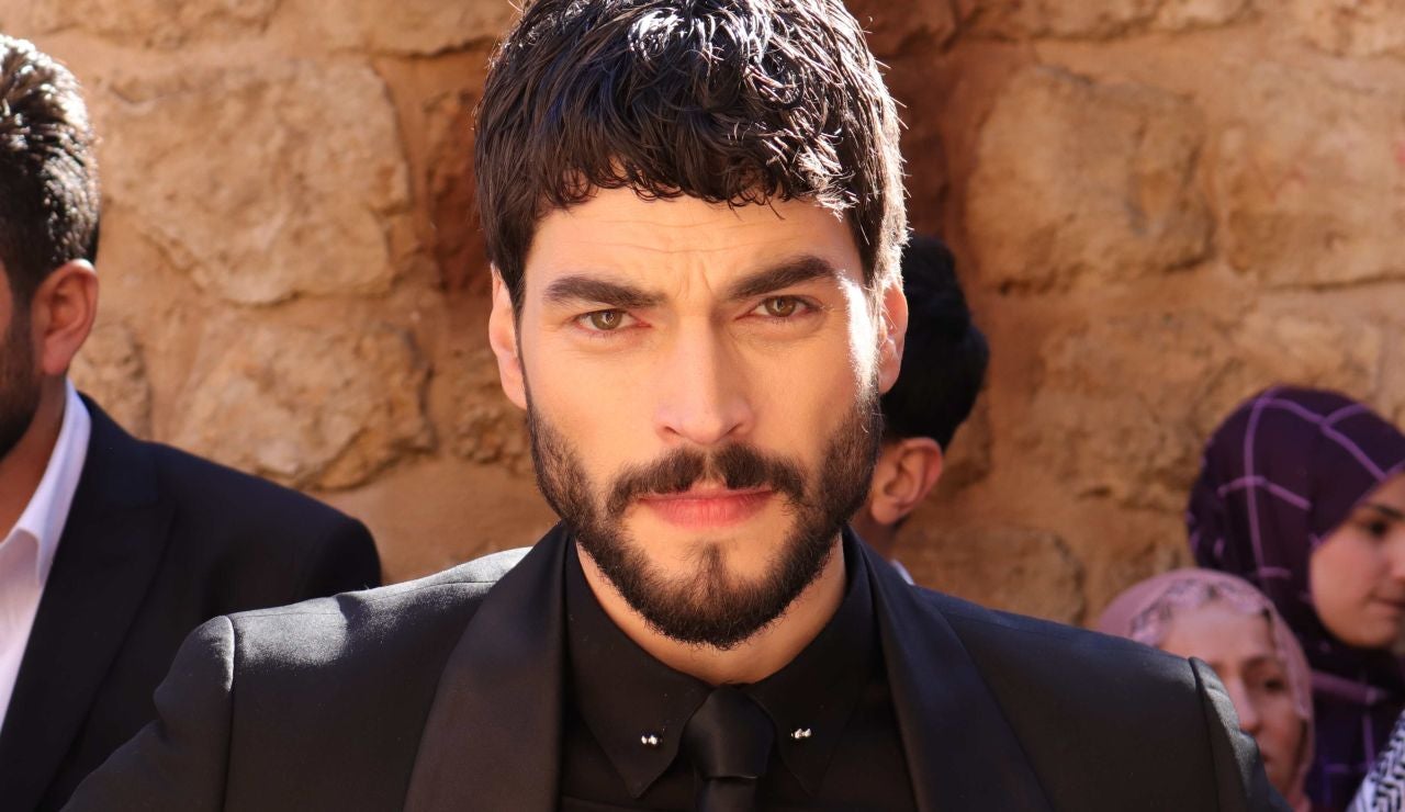 ¿Quién es Akin Akinozü, el protagonista de 'Hercai'?