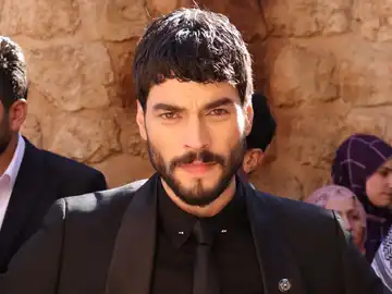¿Quién es Akin Akinozü, el protagonista de 'Hercai'? ¿Quién es Akin Akinozü, el protagonista de 'Hercai'?