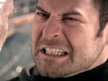 Kerem se enfrenta a su padre: "Estás vivo mientras una pobre chica se está pudriendo bajo tierra" Kerem se enfrenta a su padre: "Estás vivo mientras una pobre chica se está pudriendo bajo tierra"