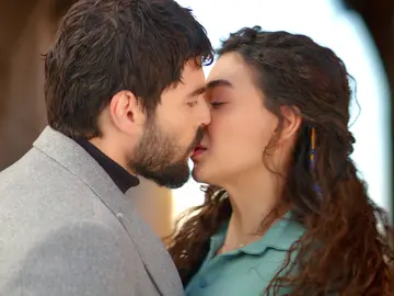 Reyyan y Miran se besan por primera vez Reyyan y Miran se besan por primera vez