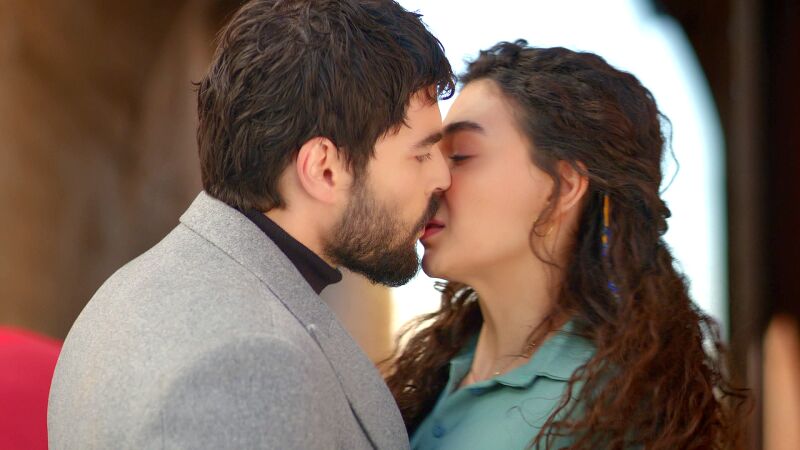 Reyyan y Miran se besan por primera vez
