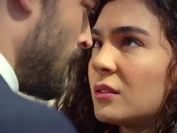 Miran sorprende a Reyyan para convencerla de que se case con él Miran sorprende a Reyyan para convencerla de que se case con él