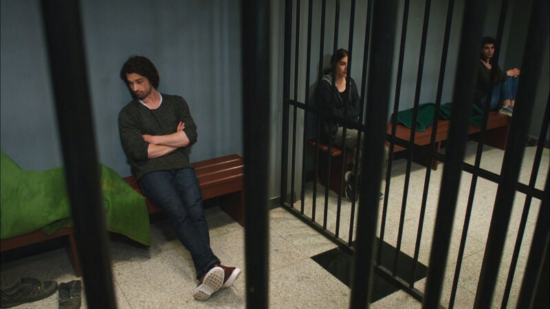  Sinan hace que le detengan para estar junto a Hazan