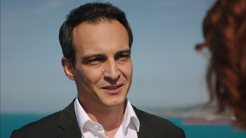 Tarik chantajea a Yasemin con arruinar su futuro junto a Gökhan