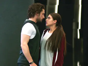 Hazan y Sinan a punto de besarse tras una fuerte discusión Hazan y Sinan a punto de besarse tras una fuerte discusión