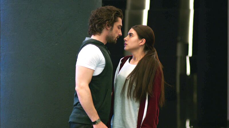 Hazan y Sinan a punto de besarse tras una fuerte discusión