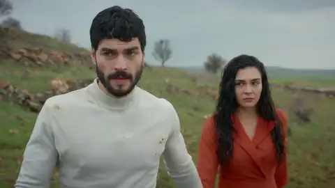 Reyyan, a Miran: "¿Qué quieres de mí? Ni siquiera me has dejado morir" Reyyan, a Miran: "¿Qué quieres de mí? Ni siquiera me has dejado morir"