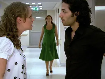 El caos se desata cuando todos descubre que Burak se ha casado con Sezen El caos se desata cuando todos descubre que Burak se ha casado con Sezen