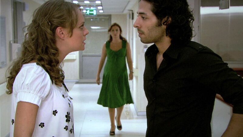 El caos se desata cuando todos descubre que Burak se ha casado con Sezen