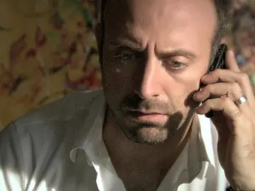 Onur descubre la carta de amor de Sherezade Onur descubre la carta de amor de Sherezade