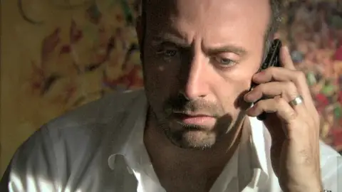 Onur descubre la carta de amor de Sherezade momento destacado