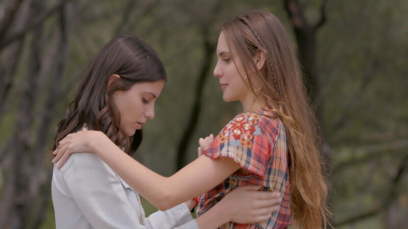 Valentina le pide a Juliana que le enseñe a bailar