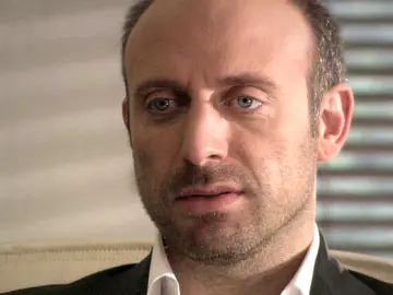 Onur contrata a un espía para que vigile a Sherezade Onur contrata a un espía para que vigile a Sherezade