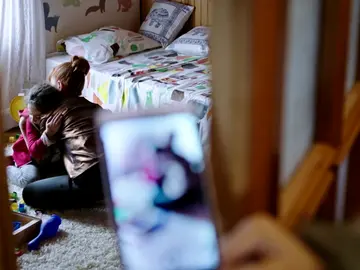 Fazilet descubre que Yasemin tiene una hija secreta Fazilet descubre que Yasemin tiene una hija secreta