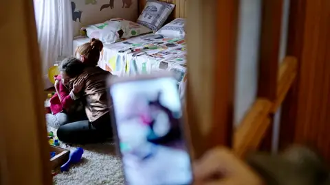 Fazilet descubre que Yasemin tiene una hija secreta Fazilet descubre que Yasemin tiene una hija secreta