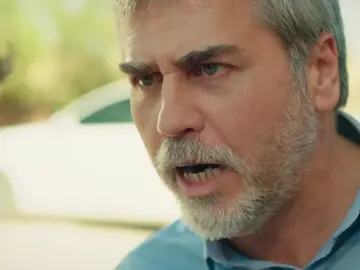 Hazar da la cara para proteger a Reyyan Hazar da la cara para proteger a Reyyan