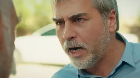 Hazar da la cara para proteger a Reyyan Hazar da la cara para proteger a Reyyan