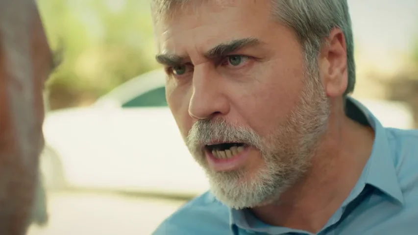Hazar da la cara para proteger a Reyyan