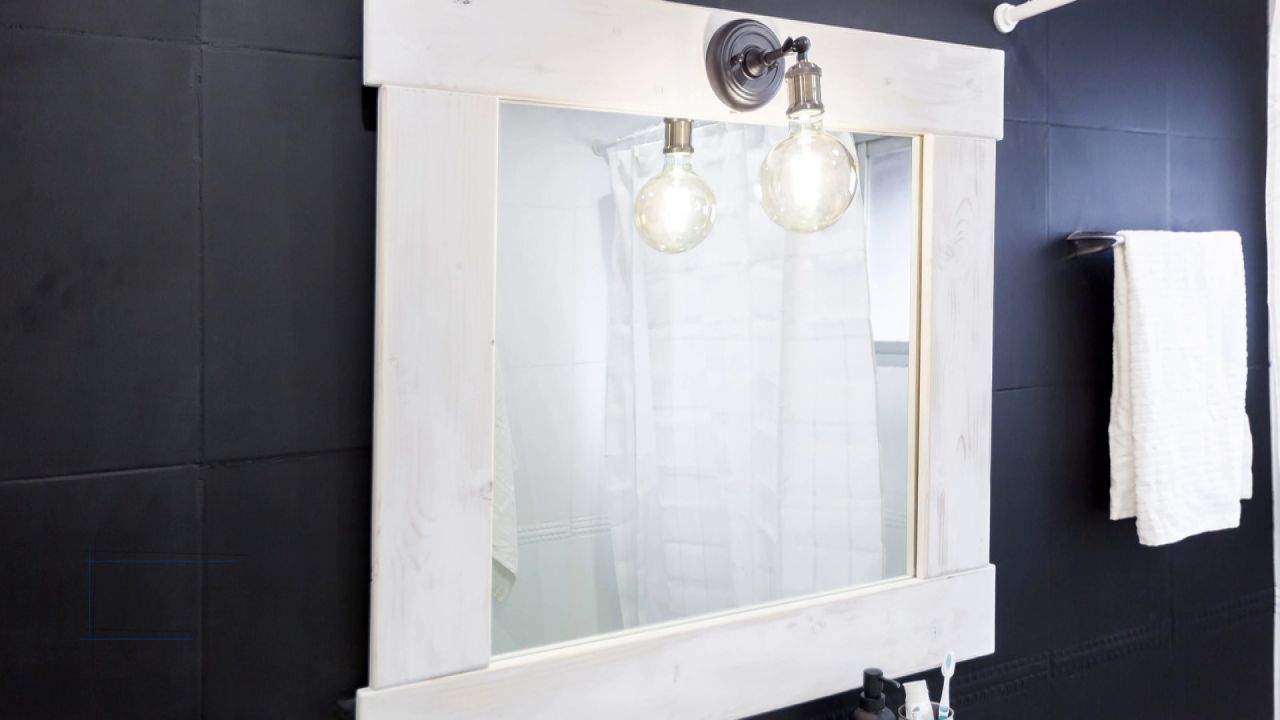 Moderniza los espejos con este revestimiento de madera