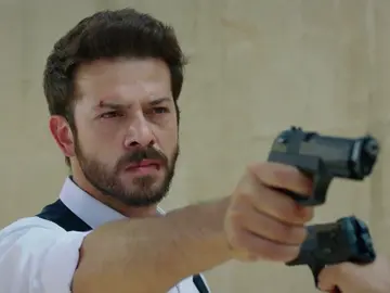 Azat regresa para recuperar a Reyyan Azat regresa para recuperar a Reyyan
