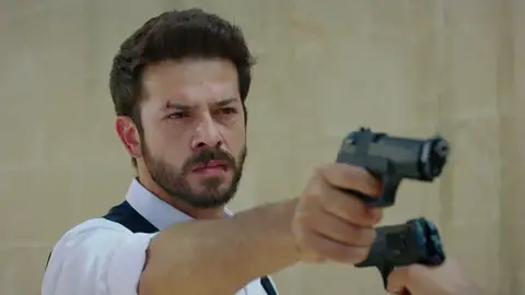 Azat regresa para recuperar a Reyyan Azat regresa para recuperar a Reyyan