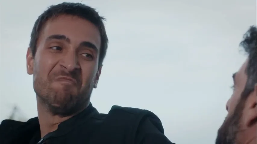 Tahir aparece por sorpresa en la casa de Vedat