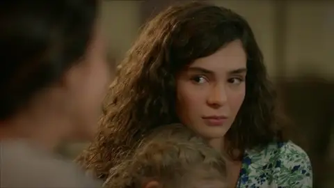 Reyyan se reúne con su familia tras su secuestro Reyyan se reúne con su familia tras su secuestro