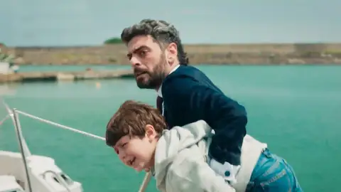 Vedat secuestrando a Yigit Fugitiva