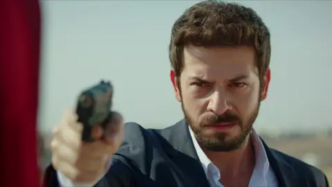 Azat debe obedecer a Azize si quiere salvar a Reyyan Azat debe obedecer a Azize si quiere salvar a Reyyan