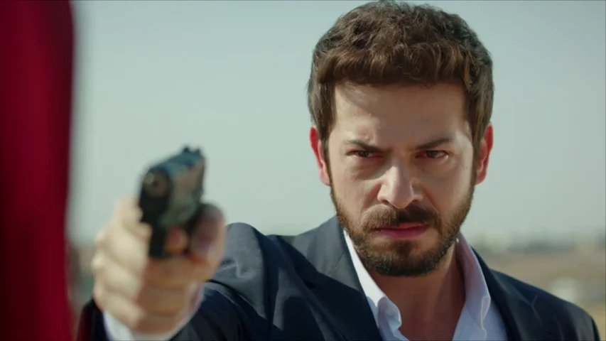 Azat debe obedecer a Azize si quiere salvar a Reyyan Azat debe obedecer a Azize si quiere salvar a Reyyan