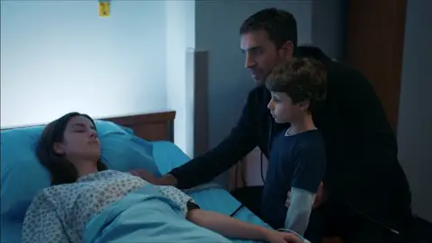 Yigit vuelve a casa con Tahir y Nefes Yigit vuelve a casa con Tahir y Nefes