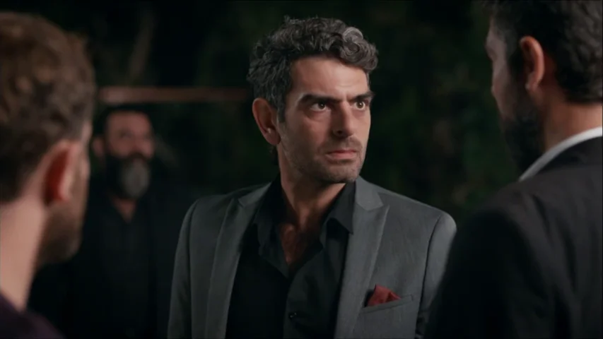 Vedat descubre que Yigit ha desaparecido