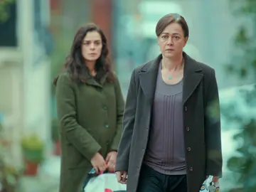 El cruel desprecio de Hatice a Bahar delante de sus nietos para satisfacer a Sirin El cruel desprecio de Hatice a Bahar delante de sus nietos para satisfacer a Sirin