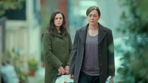 El cruel desprecio de Hatice a Bahar delante de sus nietos para satisfacer a Sirin El cruel desprecio de Hatice a Bahar delante de sus nietos para satisfacer a Sirin