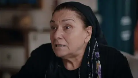 La señora Saniye sufre un ataque La señora Saniye sufre un ataque
