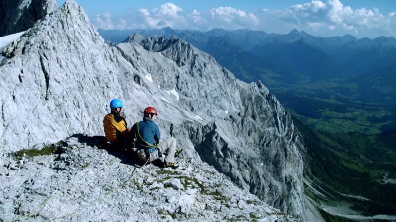 Andrea y Stefan descubren un herido en la montaña