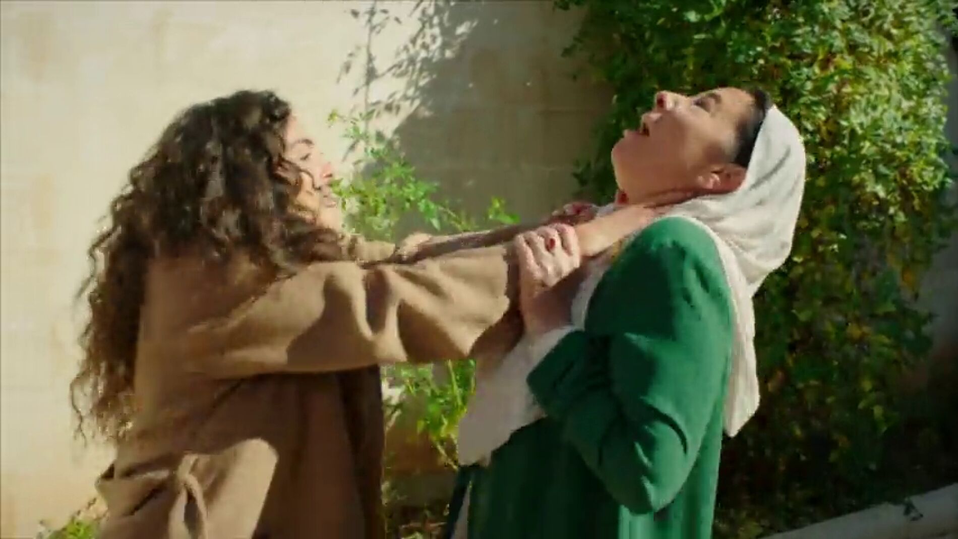 Reyyan pierde los nervios y ataca a Azize