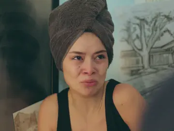 La escalofriante explicación de Sirin sobre los mensajes en el móvil de Sarp tras su muerte La escalofriante explicación de Sirin sobre los mensajes en el móvil de Sarp tras su muerte