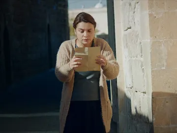 Zehra lee la carta de Esma Zehra lee la carta de Esma