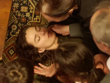 El golpe más inoportuno de Bahar: se desmaya a punto de desenmascarar a Sirin El golpe más inoportuno de Bahar: se desmaya a punto de desenmascarar a Sirin