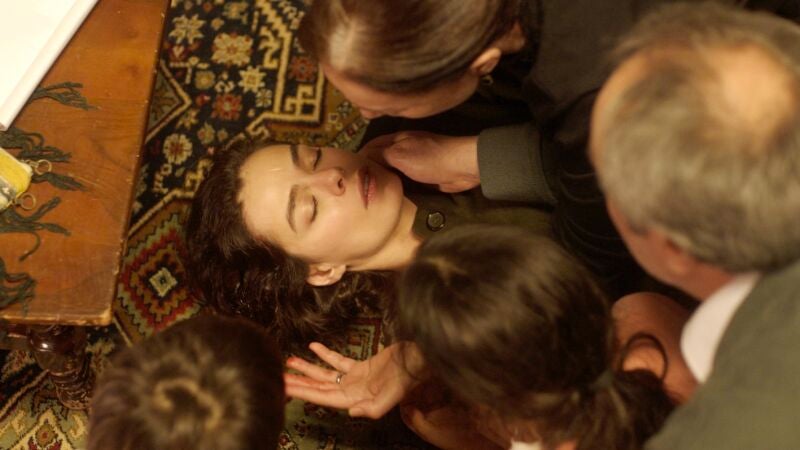 Bahar se desmaya delante de todos en el momento más inoportuno: ¡a punto de desenmascarar a Sirin!